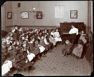 Mujeres y niños en una habitación con flores en el National Fruit and Flower Guild, 247 Spring Street, Nueva York, 1906